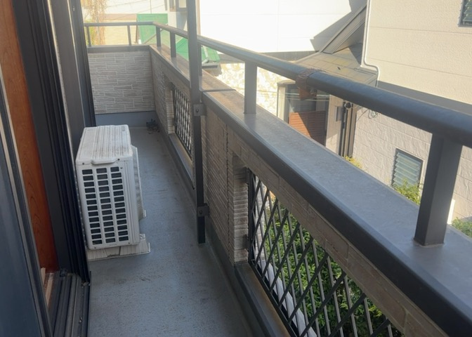 バルコニーは、室外の専用スペースのうち、「屋根がなく開放された空間」であるものを指します。ベランダより広いタイプのものが多く、日当たりもよいため家庭菜園などを楽しみたい人にとって適した環境となります。