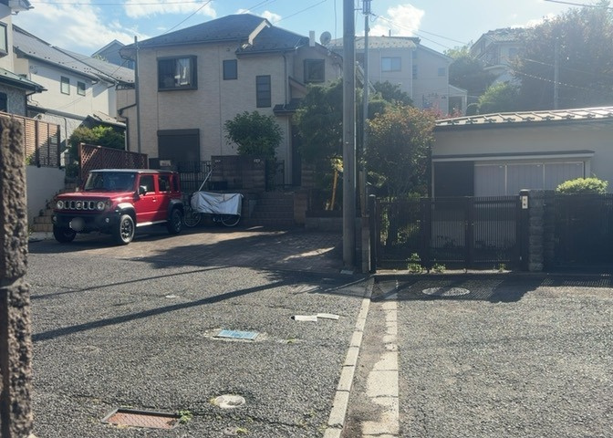 住宅用の土地では前面道路に2m以上接していなければならないと法律で定められています。しかし、お持ちの車のサイズやライフスタイルなどにより、2mでは利便が悪い場合もございますので、事前に確認しましょう。