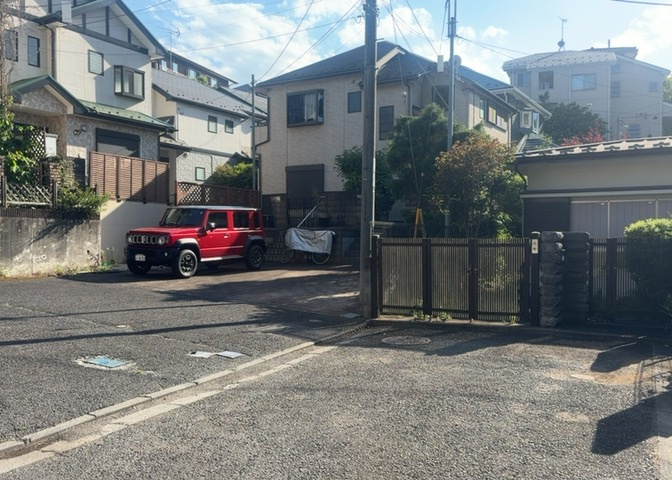 お持ちの車種によっては前面道路が広い方が便利でしょう。しかし、前面道路が広ければその分交通量が多くなるため、騒音などが気になる場合があります。実際に現地を見学し、周辺交通量や騒音などを確認しましょう！