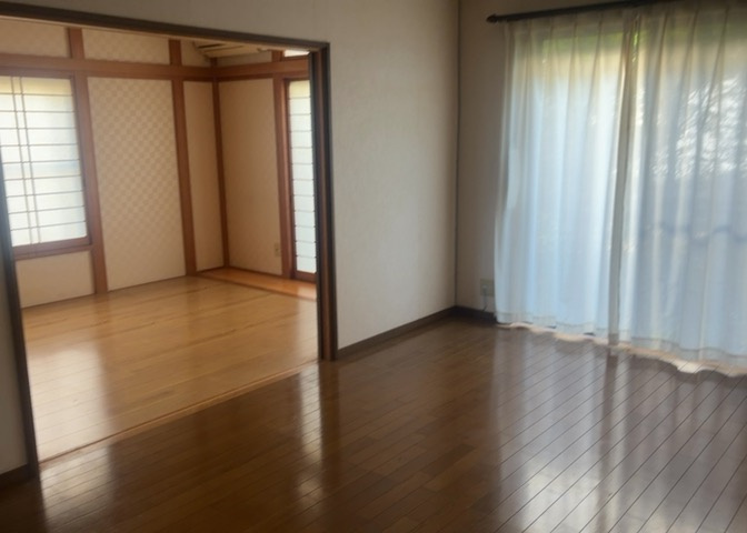 L型アイランドタイプは、キッチンからダイニングにもリビングにも目が行き届くので、とても使いやすい配置です。L字型独立タイプは、キッチンを独立させてるためLDKというよりもLDといった様なイメージです。