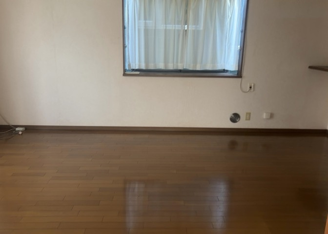 ダイニングは、食事や家族の団らんスペースとしてだけではなく、ほかの用途としても使用することができます。ダイニングテーブルを置き、食事のためのスペースを作ることでリビングとの差別化を図ることができます。