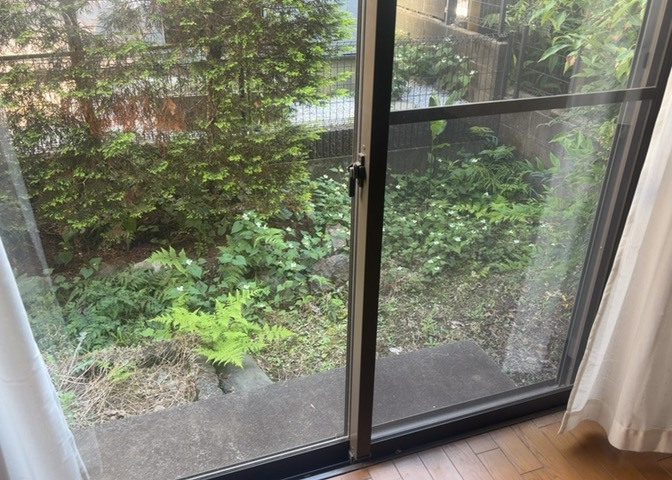 サッシは、ガラス窓に使用される金属製の窓枠です。一般的に住宅建築では、金属製建具工事の段階でガラス類・玄関などと同時に設置されます。種類や構造により断熱性能や遮音性能が異なるので現地でご確認ください。