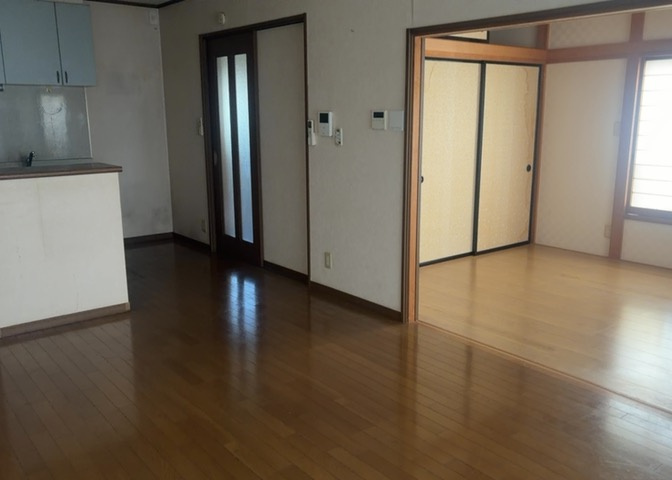 直線タイプはLとDKを一直線に並べた形で対面キッチンのタイプです。一般的なのでよく見かけるかもしれません。直線タイプに似た直接アイランドタイプは、キッチンとダイニングの間に壁がない分広く感じられます。