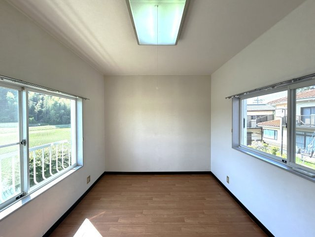 【洋室】2面採光で明るい洋室