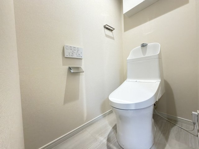 【新品】新品交換したトイレは清潔で温水洗浄便座付きで清潔感があります♪