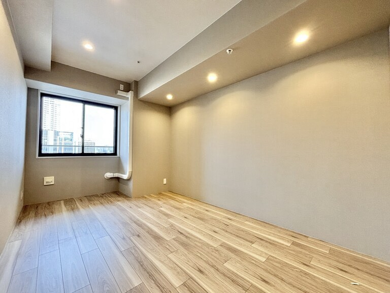 【洋室？】約8.2帖の洋室！WICがあるのでお部屋のレイアウトなど楽しんで頂けます☆