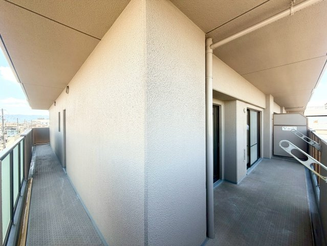 二方向に広がるゆとりあるバルコニー。洗濯物を干すスペースもしっかり確保されています◎