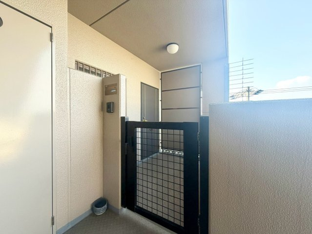 門扉付きの専用ポーチを設置。共用廊下から玄関まで距離があり、プライバシーにも配慮されています♪