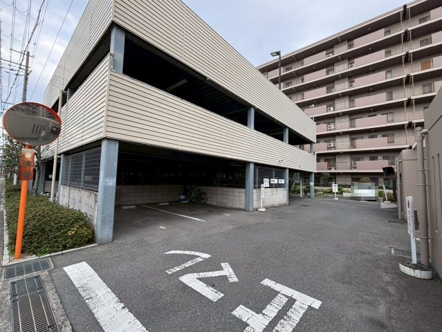 門扉付きの専用ポーチを設置。共用廊下から玄関まで距離があり、プライバシーにも配慮されています◎