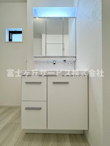 朝の身支度に便利な独立洗面台です