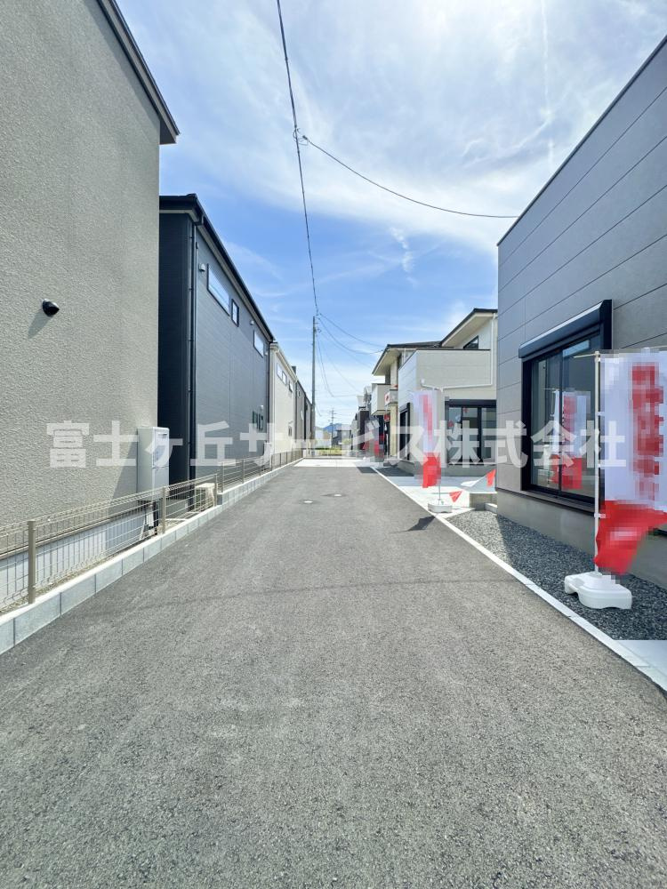 前面道路含む現地写真です