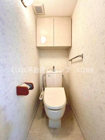 見た目もスッキリとしたデザインのトイレには温水洗浄暖房便座付き。