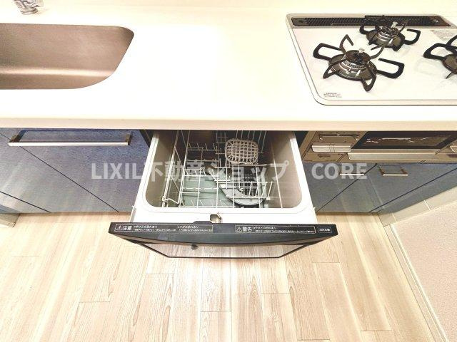 食器洗乾燥機付きで家族の食器もピカピカ。忙しい奥様には欠かせないアイテムのひとつ！！