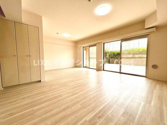 LDKは広々19.4帖です。床暖房も設備されており、寒い季節でも足元ポカポカ！