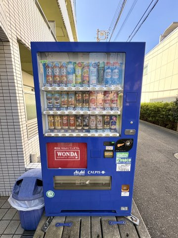 コンビニに行かずとも1階に自販機がございます！