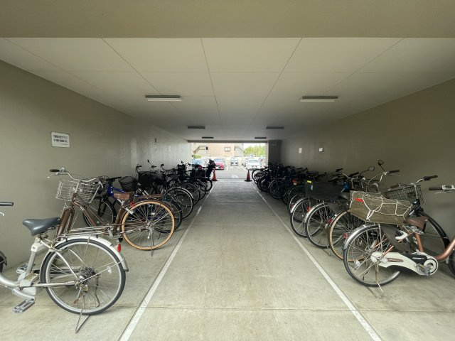 建物内に設けられた駐輪スペース。雨風の影響を受けにくく、大切な自転車を保管しやすい環境です。通勤・通学や日々のお買い物にも便利な共用設備です。