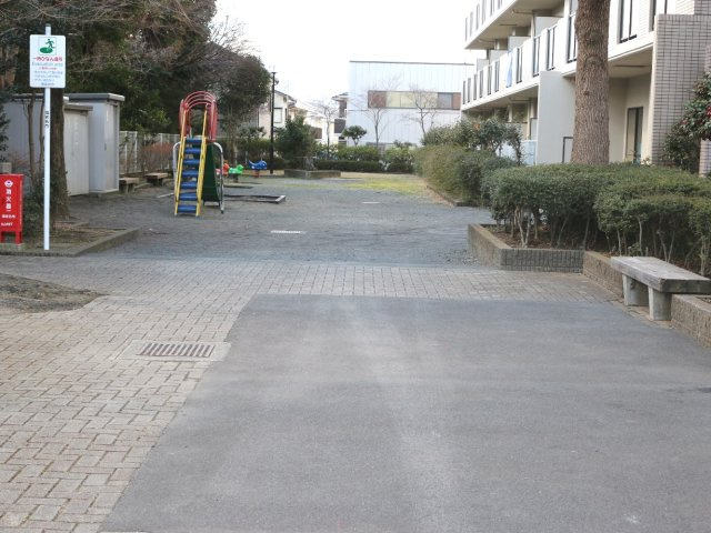 敷地内にはお子様が遊べるスペースも確保。遊具やベンチが設置され、住まいのすぐそばで気軽に遊べる、子育て世帯にも嬉しい共用空間です。
