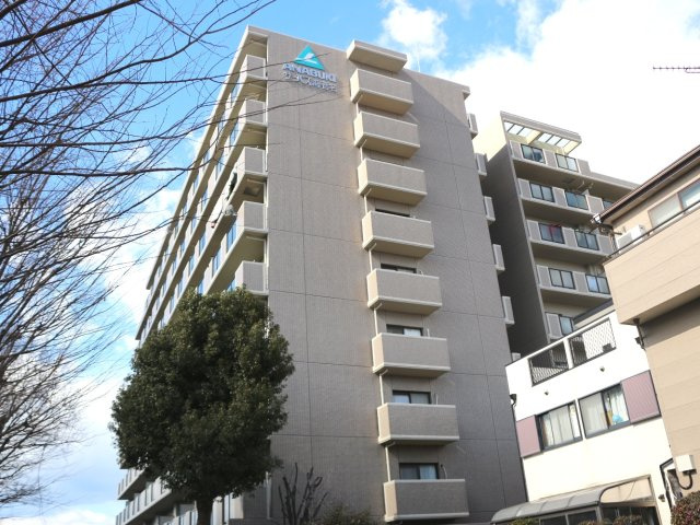 街路樹と植栽に囲まれた、落ち着きのある住環境が魅力。周辺は戸建住宅を中心とした穏やかな街並みで、日々をゆったりと過ごせる立地です。