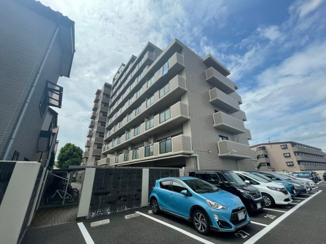 落ち着いた色合いのタイル調外観が印象的なマンション。敷地内には駐車スペースも設けられており、周辺の住宅街に馴染む穏やかな住環境が魅力です。