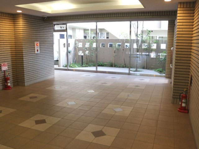 落ち着いたタイル張りのエントランスが迎える共用部。雨風の影響を受けにくい奥行きのあるアプローチで、すっき