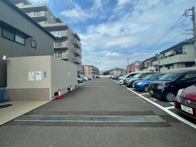 敷地内には平置きの駐車スペースを確保。車の出し入れがしやすいゆとりある配置で、日々のお買い物や通勤にも便利です。