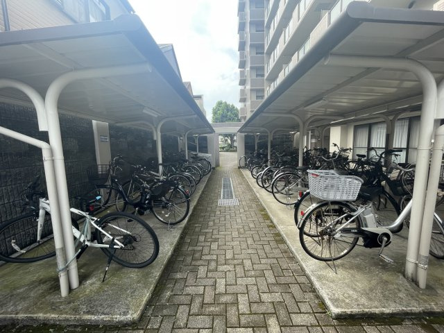 屋根付きの駐輪場を完備。雨の日も自転車が濡れにくく、日常のお買い物や通勤・通学にも便利な共用設備です。