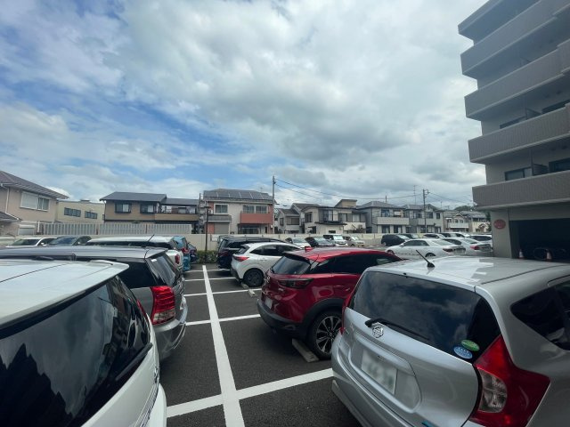 敷地内にはゆとりある平置き駐車場を確保。車の出し入れがしやすく、毎日の通勤やお買い物など、カーライフを快適に支えてくれる共用設備です。