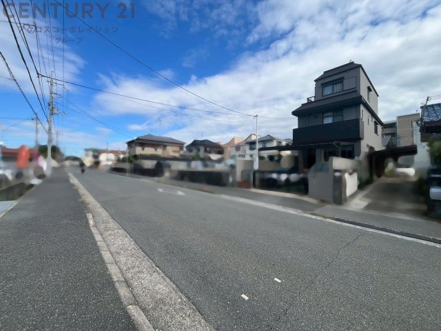 前面道路は広々としており開放的。