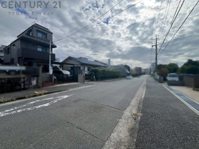 前面道路は広々としており開放的。