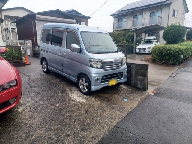 駐車場と明記されていても、最小スペースでつくられた駐車場だと大型車は駐車できなかったり、出入りしにくくなったりする可能性があります。お車のサイズと購入したい物件の駐車場のサイズを現地で確認しましょう。