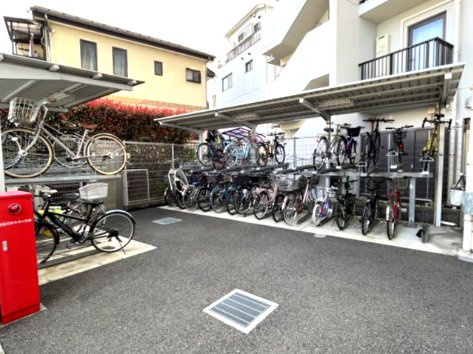 屋根付きの駐輪場です。