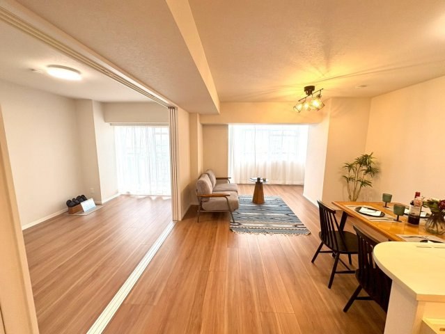 引き戸で仕切って個室としても、開けて開放的にも使える間取りです