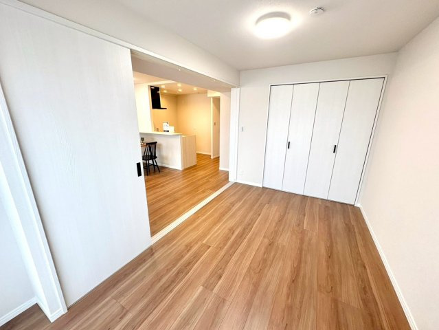 洋室5.3帖・収納付きで、お部屋がすっきり片付きます。