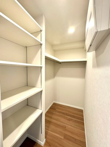 収納が豊富で、暮らしやすさに配慮した間取りです。