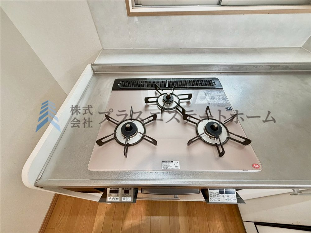 便利な3口コンロが搭載されています♪お弁当と朝食準備、おかずと汁物など、同時調理が捗りそうです♪