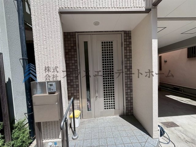 2012年築の鉄骨造りのお家♪