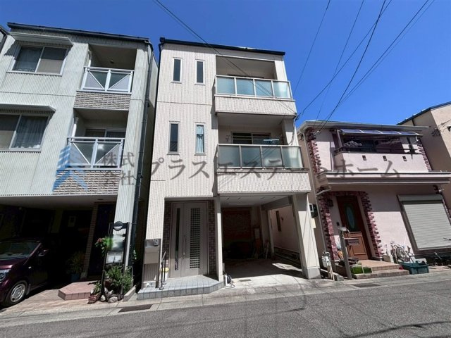 2012年築の鉄骨造りのお家♪