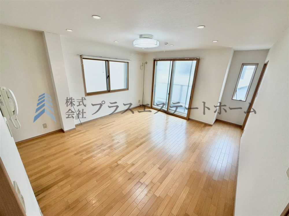 LDKは16.3帖確保♪リビング横にバルコニーが隣接しており、大きな窓からの採光で明るい空間です♪