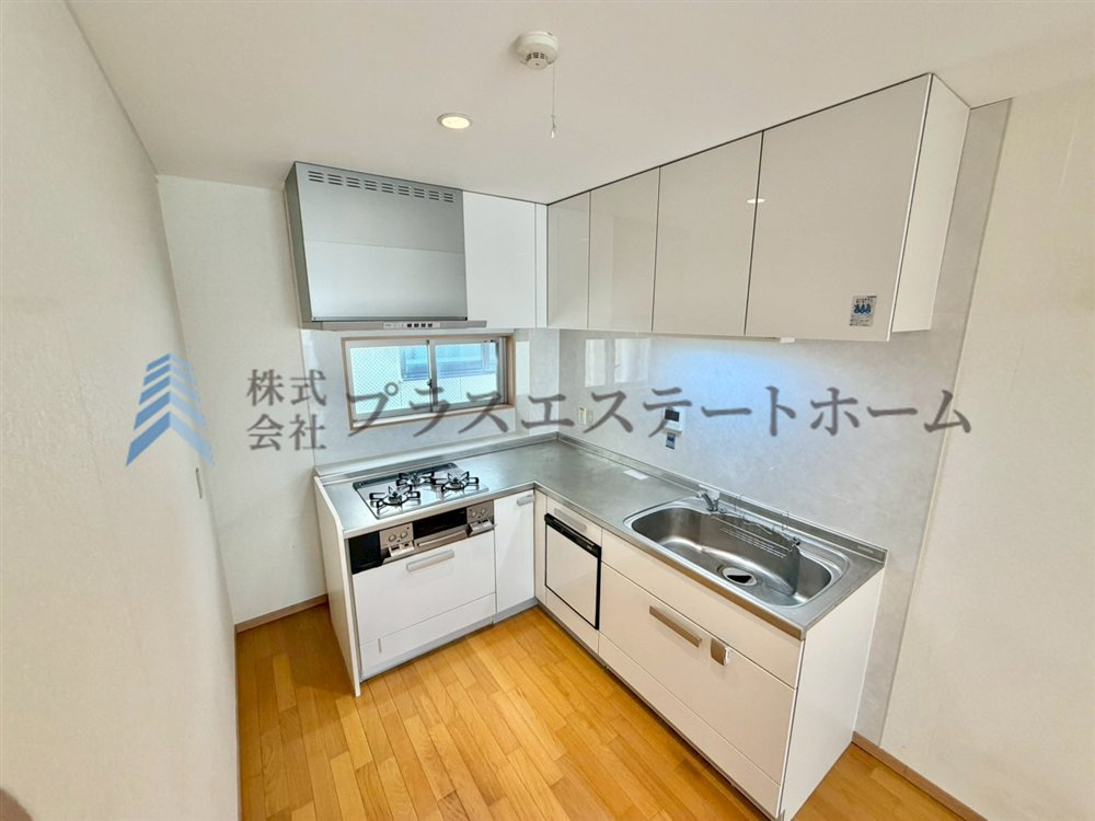 L字キッチンは効率的な調理が可能♪作業スペースと収納力が広いため、複数人での料理などに最適です♪