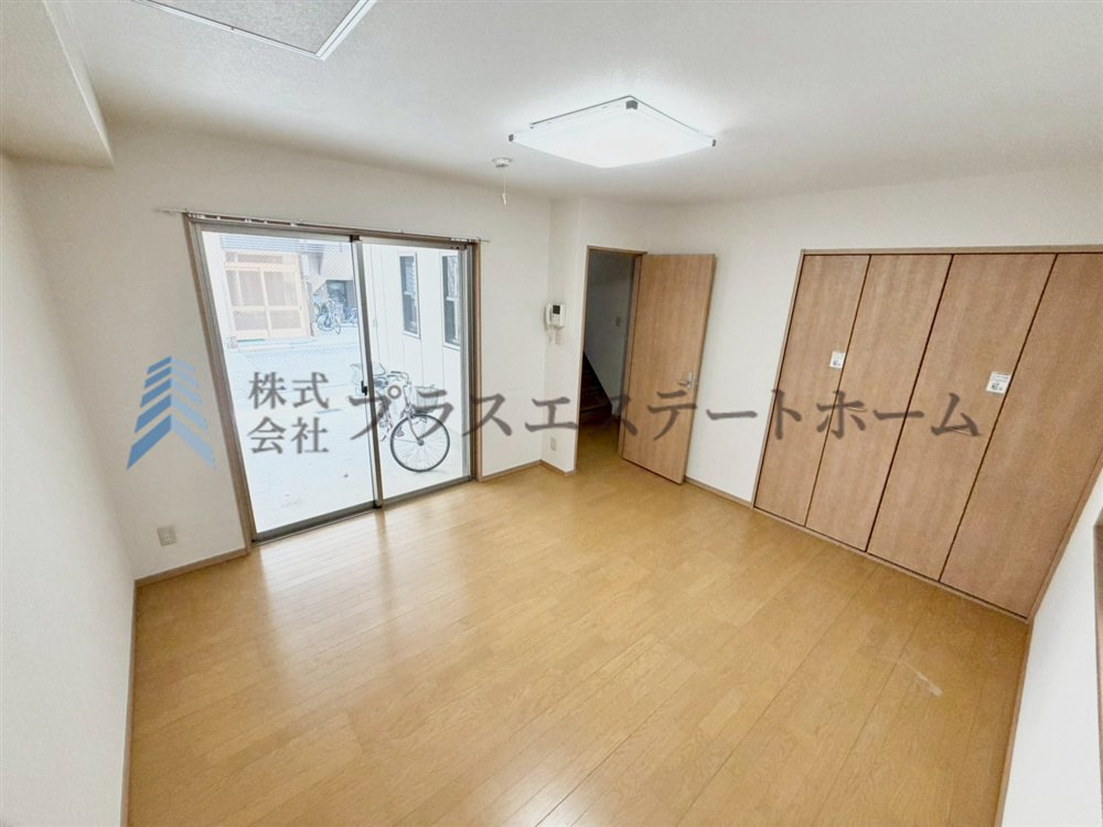 木目調のフローリング材でナチュラルな見た目のため暖かく落ち着いた雰囲気のお部屋です♪