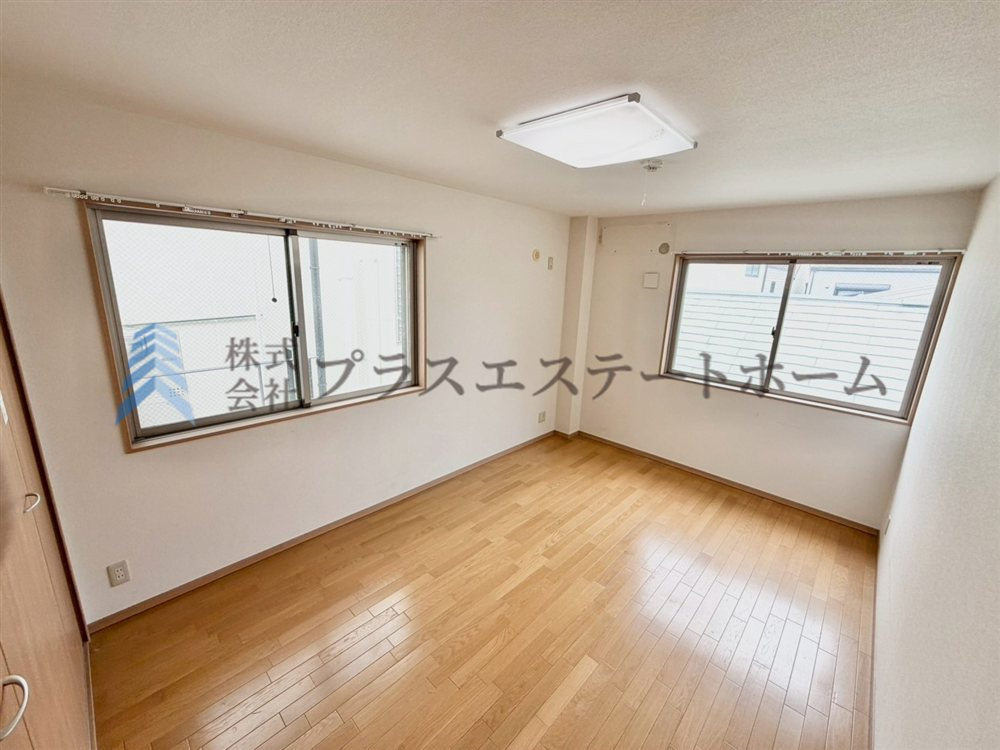 シンプルな洋室でお部屋のコーディネートが楽しめます♪お好みのスタイルに彩ってお気に入りの空間に♪