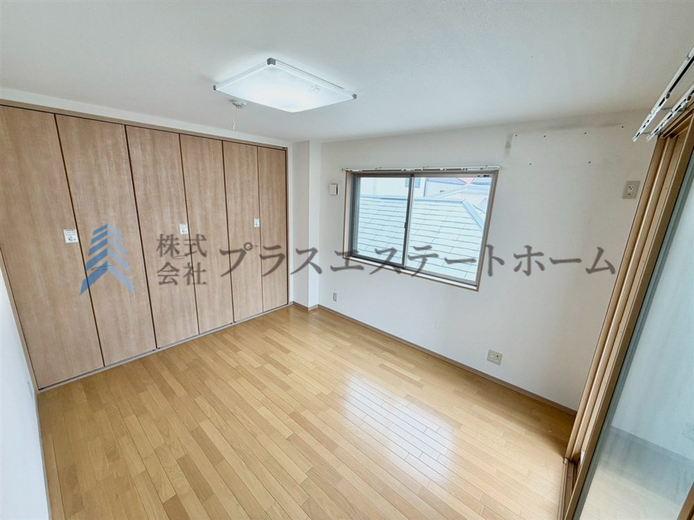 居室にはクローゼットを完備♪自由度の高い家具の配置が叶うシンプルな空間です♪