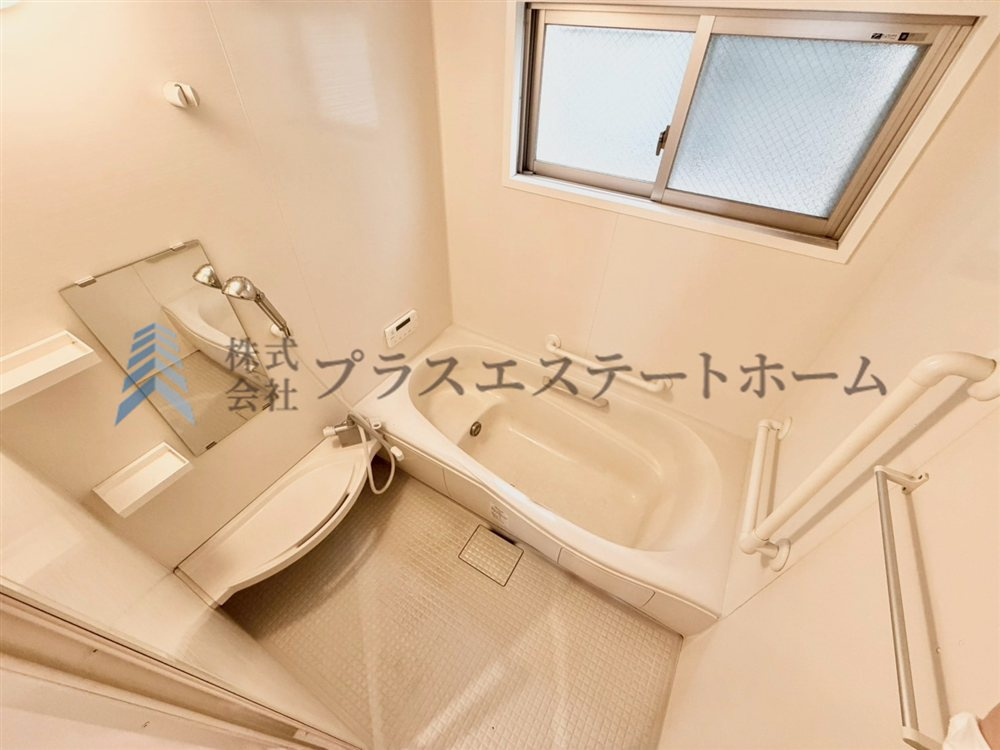 窓付きの浴室は採光、換気、開放感の向上などの多くのメリットがあります♪
