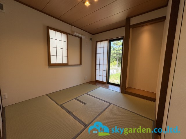 畳の上でゆっくりとくつろげる和室です