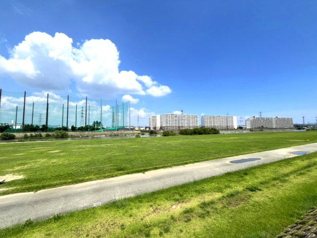 武庫川がすぐそばに広がる、自然を身近に感じられる住環境。　川のせせらぎや心地よい風を感じながら、季節の移ろいを身近に楽しめる住環境です。毎日のウォーキングやお子様とのお散歩コースにもおすすめです。