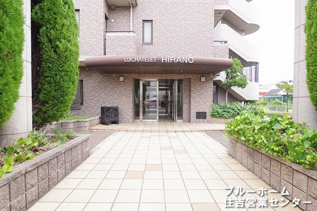 重厚感のあるエントランスです！オートロック付きでセキュリティー面も安心♪
