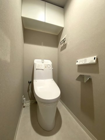 快適な温水洗浄便座を完備した新規交換済みの清潔感溢れるトイレ空間です。手洗いもスムーズに行える設計で、日常の使いやすさにこだわっています。お掃除もしやすく衛生的に保ちやすいのが魅力です。