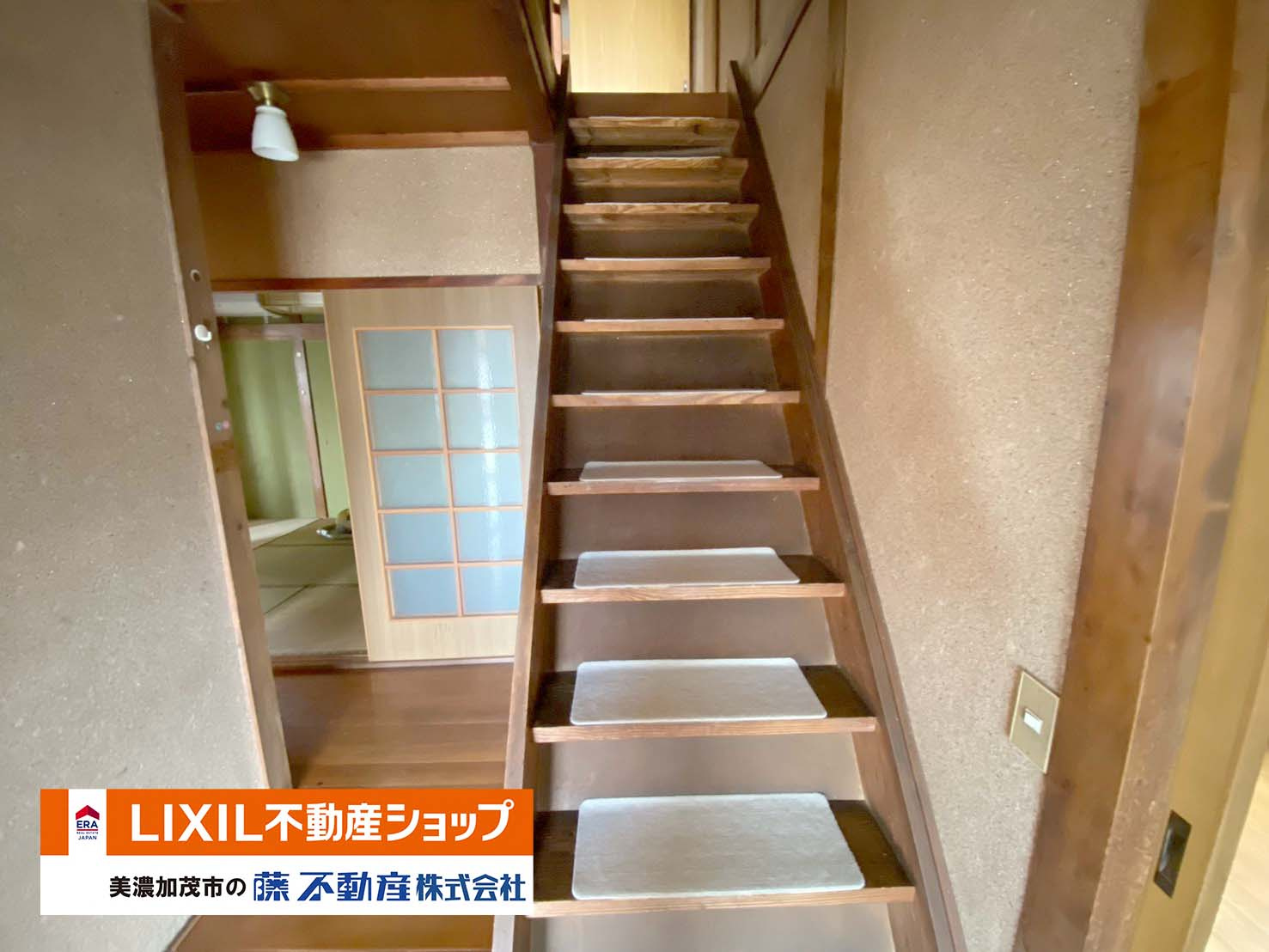 2階へと続く階段