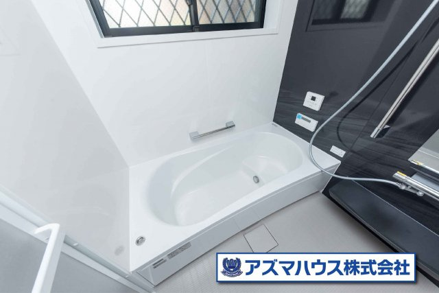 1日の疲れを癒す浴室は、ゆったり1坪タイプ！小さなお子様やご年配の方にも安心のベンチバス仕様です。