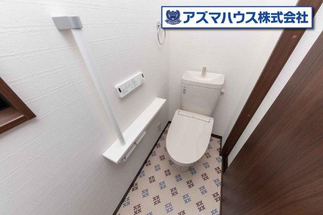 冬の寒い時期でも快適な温水洗浄便座付のトイレ！汚れた時にはサッと拭けて衛生的です。